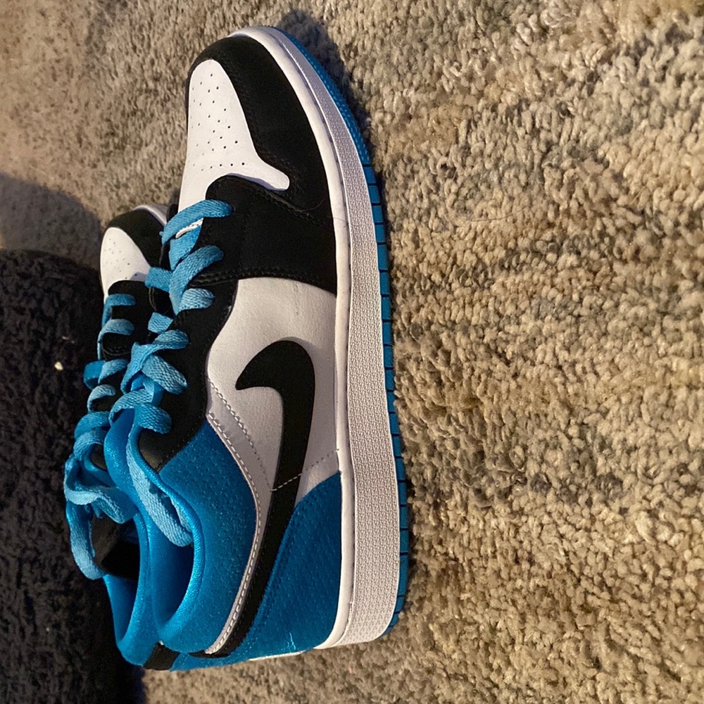 Air Jordan 1 Low in color “UNC”